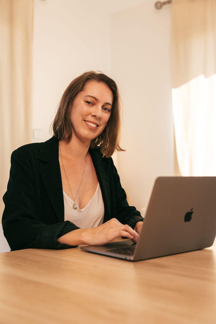 Gwendoline Meyer travaille sur son ordinateur à son bureau
